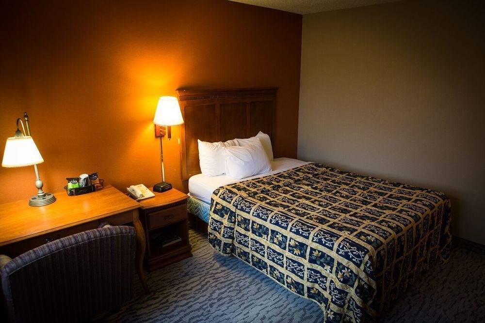 Anoka Regency Inn & Suites מראה חיצוני תמונה